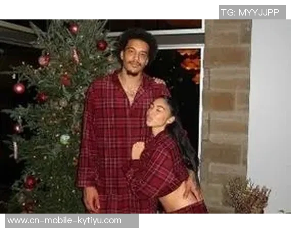 00后英国网红索汉与女友Mya首次共度圣诞甜蜜合照曝光引热议