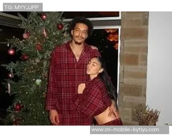 00后英国网红索汉与女友Mya首次共度圣诞甜蜜合照曝光引热议