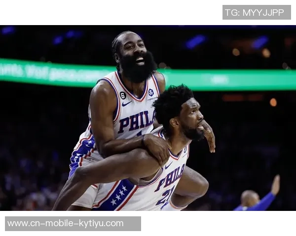 德里克怀特称恩比德为顶级大个子强调团队合作是限制他的关键